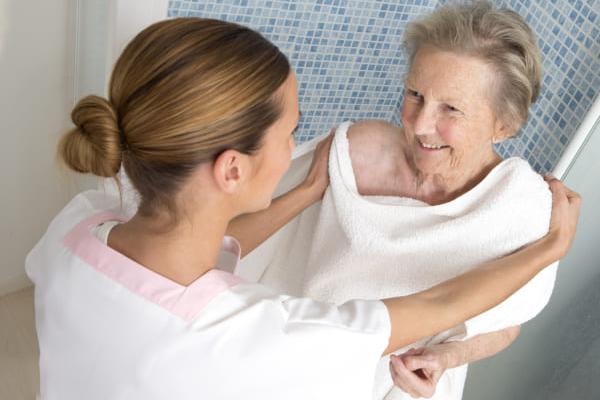 Cuidado de ancianos: el baño de un anciano encamado