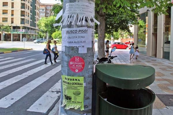 Buscar ayuda domiciliaria en anuncios puestos en farolas II