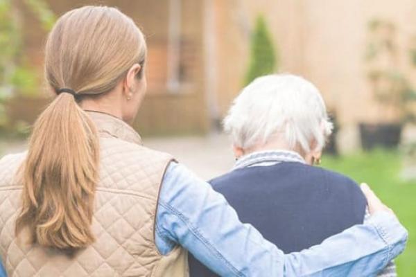 Ayuda domiciliaria: cuidado de ancianos, niños y enfermos